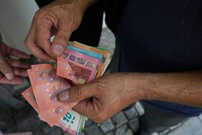ECB faiz artışına rağmen euro, dolar ve sterlin karşısında yeni dipte