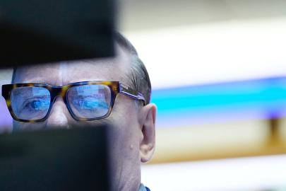 Euro, Fransa'nın borç kaygıları ve İspanya'daki erken seçimle 17 ayın en düşük seviyesinde