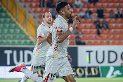 Göztepeli Rhaldney kariyerindeki 300. maçına çıktı