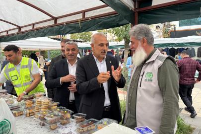 HÜDA PAR İl Başkanı Doğru, Umut Kervanı'nın yardım kermesini ziyaret etti