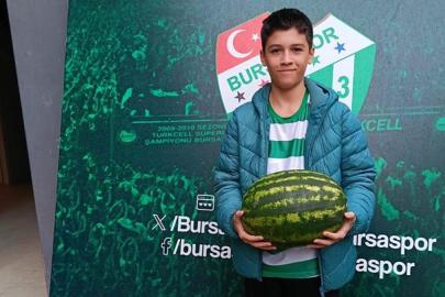 Iheanacho'ya Bursasporlu taraftardan bir badaj karpuz hediye