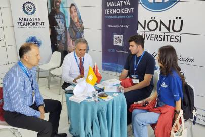 İnönü Üniversitesi Rektörü Akpolat TEKNOFEST'te gençlerle buluştu