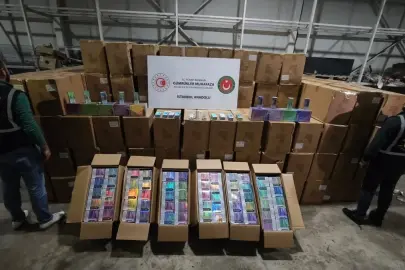 İstanbul'da tarihi kaçakçılık operasyonu! 310 milyon TL değerinde elektronik sigara ele geçirildi:142 bin cihaz yakalandı