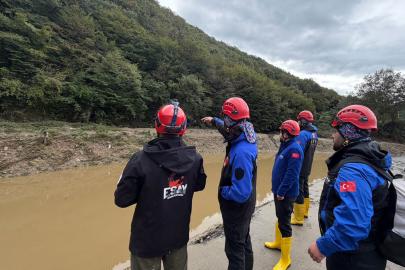 İstanbul'da taşan derede kaybolan 2 kişi aranıyor