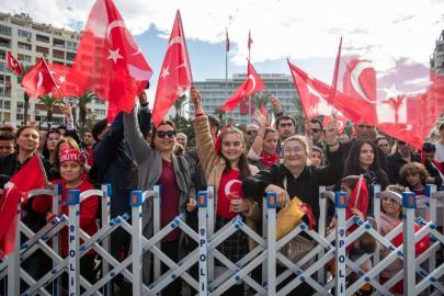 İzmir’de Cumhuriyet coşkusu meydanlara sığmadı