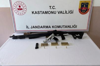 Kastamonu’da 3 şüphelinin ev ve üst aramasında ruhsatsız silahlar ele geçirildi