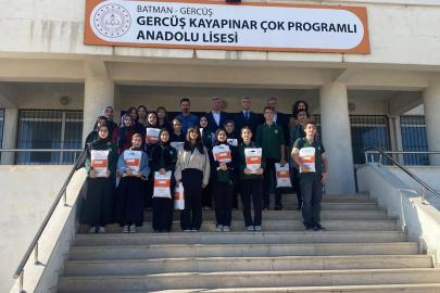 Kayapınar Belediye Başkanı Özhan'dan üniversiteye hazırlanan öğrencilere kitap desteği