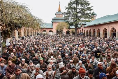 Keşmirli Müslümanların tepkisi sonuç verdi: Cuma hutbesini tek merkezden belirleme girişimi geri çekildi