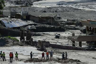 Nepal'de yeni sel felaketi: Şiddetli akıntılar binaları yıkıp sürükledi