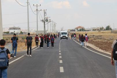Okullarına ulaşmak isteyen öğrenciler kilometrelerce yürüyor