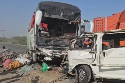 Pakistan'da minibüs ile otobüs çarpıştı: 12 ölü, 22 yaralı