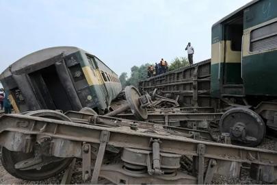 Pakistan'da tren raydan çıktı: 5 ölü 30 yaralı