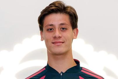 Real Madrid'de eylül ayının oyuncusu seçilen Arda Güler, ödülünü aldı