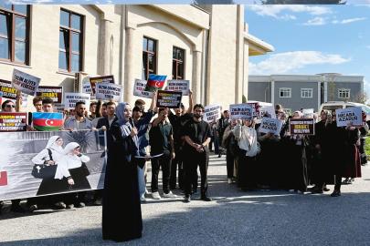 Sakarya Üniversitesi öğrencilerinden Azerbaycan'daki başörtüsü yasağı protestosu