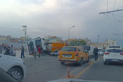 Şanlıurfa'da hafriyat kamyonu park halindeki otomobilin üzerine devrildi