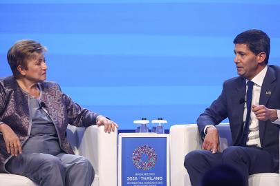 Warsh: Yapay zekâ verimliliği artıracak, sonraki faiz adımına sinyal yok