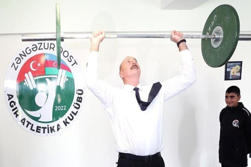 60'lık Aliyev halter kaldırdı, Cumhurbaşkanı Erdoğan şaşkınlıkla izledi