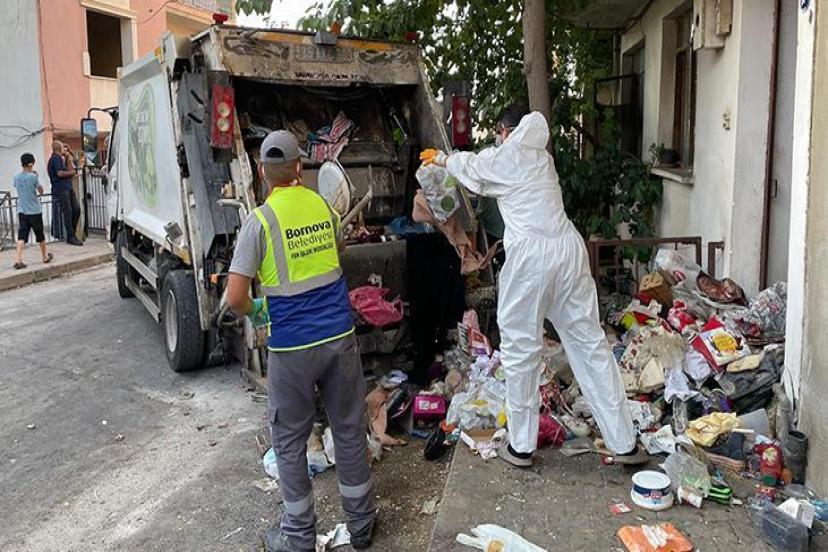 7 yılın çöpü temizlendi! 4 kişinin yaşadığı kötü kokulu ev kamyonlarla tahliye edildi
