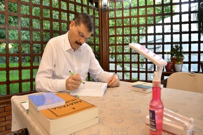 8 Üniversite Bitiren Süper Vali  Rekorlar Kitabına Adını Yazdıracak