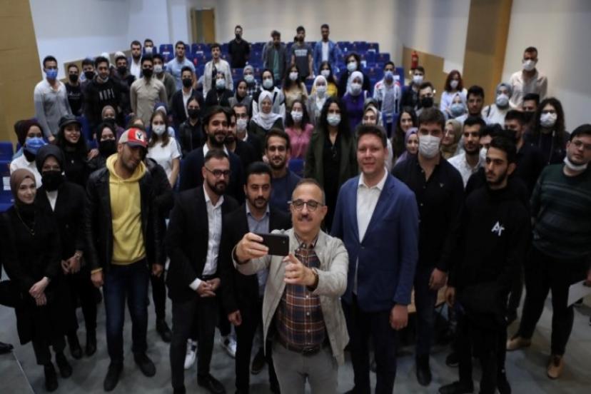 AK Parti İzmir İl Başkanı Kerem Ali Sürekli; 'Her gittiğimiz yerde gençlerle gençleşiyoruz'