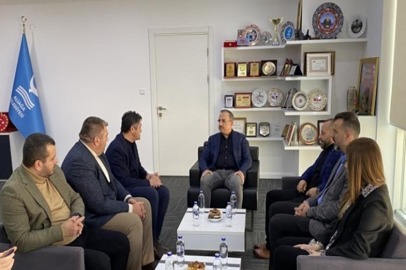 AK Parti İzmir İl Başkanı Kerem Ali Sürekli; 'Kentsel dönüşüm yerine kendi çevrelerinde dönüyorlar'