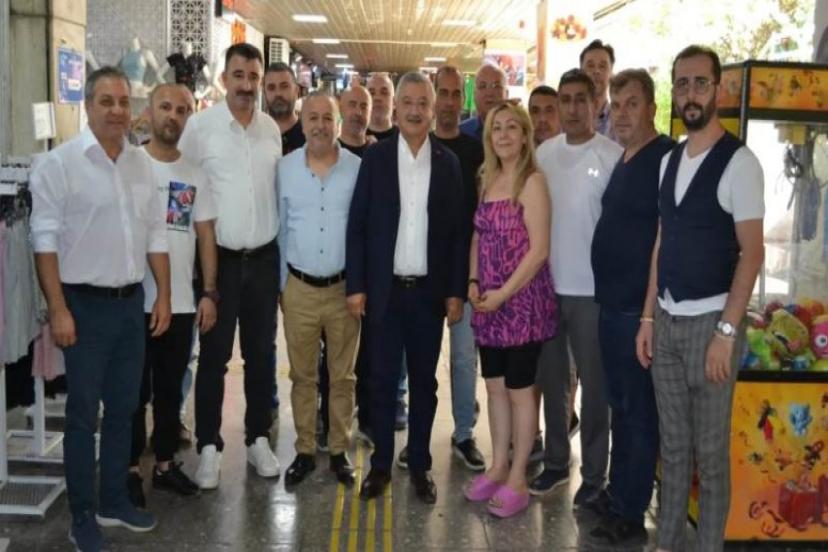 AK Partili Nasır, Kemeraltı’nda esnaf ve vatandaşlarla bir araya geldi