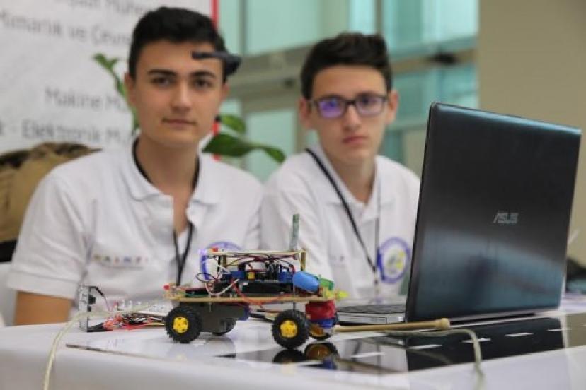 Akıllı robotlarıyla yarıştılar, gelecek için umut saçtılar