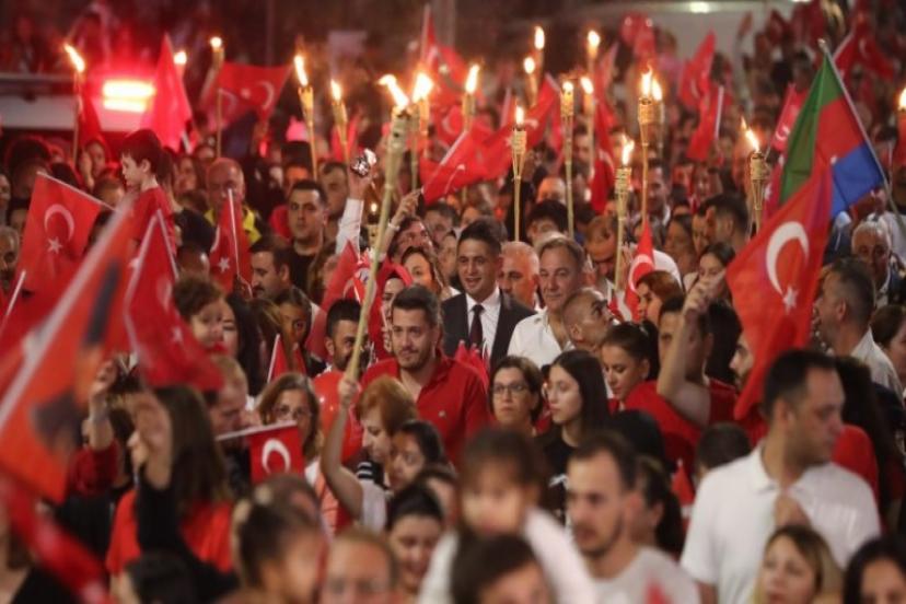 Aliağa’da 10 Binler Cumhuriyet İçin Yürüdü