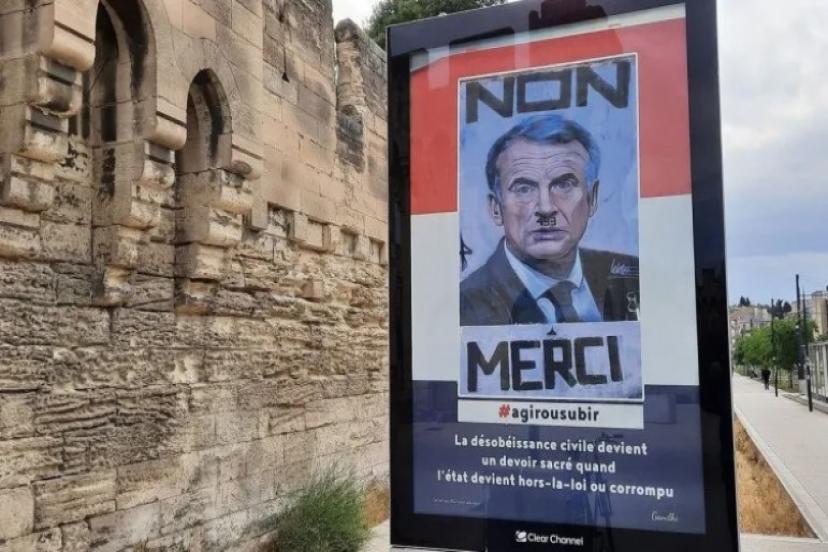 Avrupa'da Demokrasi Var mı? İkiyüzlülüğünü Gösterdiler: Macron'un Hitler'e Benzetildiği Afişler İsyana Teşvik Suçu Sayıldı