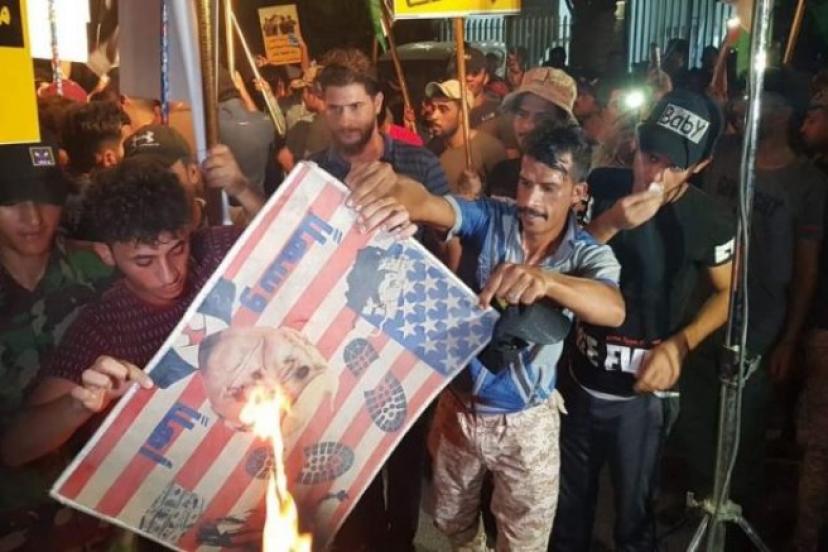 Bağdat'ta protestocular Bahreyn Büyükelçiliği'ne Filistin bayrağı astı