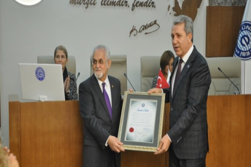 Basının duayen hocasına “Ege Üniversitesi Hizmet Ödülü” verildi