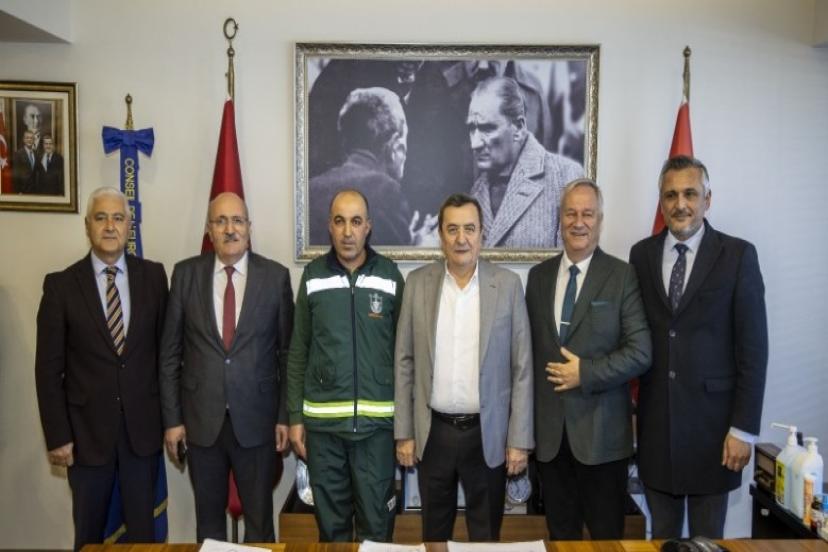 Başkan Batur’dan örnek çalışana teşekkür