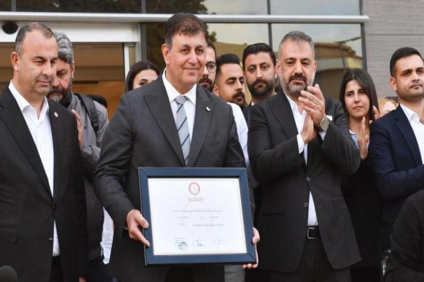 Başkan Cemil Tugay mazbatasını aldı