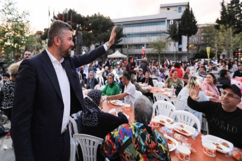 Başkan Görkem Duman Bucalılarla aynı sofrada