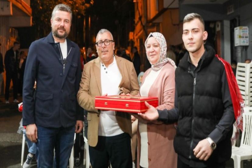 - Başkan Görkem Duman’dan asker gence bayrak sürprizi