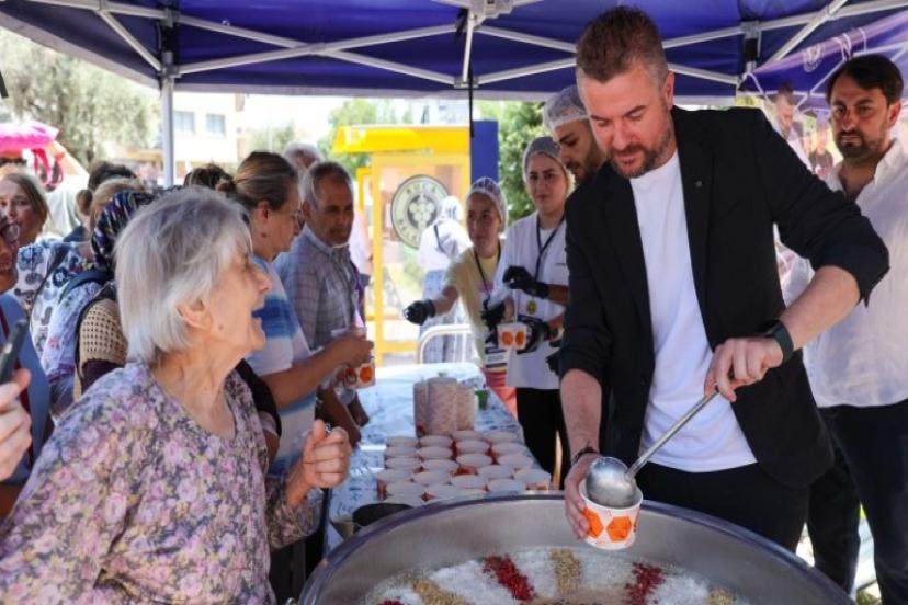 Başkan Görkem Duman’dan vatandaşlara aşure ikramı