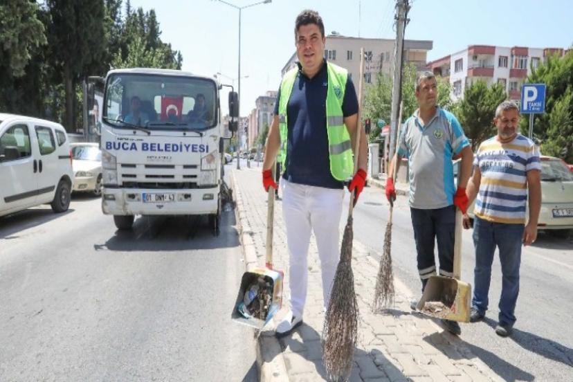 Başkan Kılıç eline süpürgeyi aldı, vatandaş şaşırdı kaldı