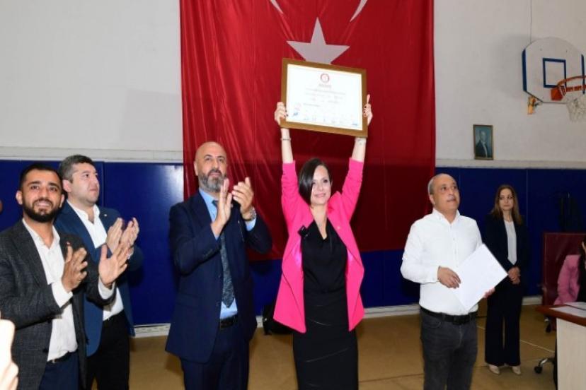Başkan Kınay mazbatasını aldı