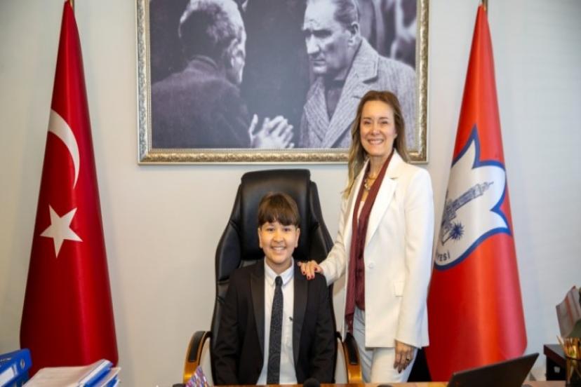 Başkan Mutlu makam koltuğunu çocuklara bıraktı   