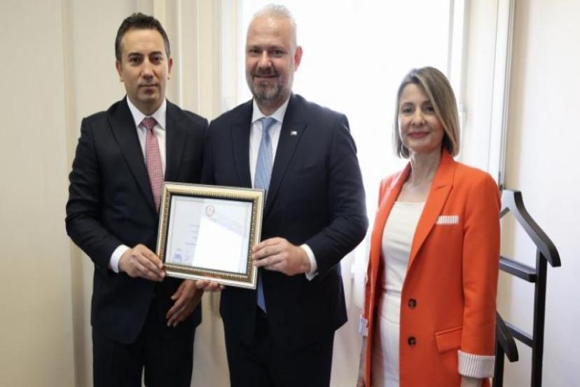 Başkan Pehlivan, mazbatasını aldı Mazbatasını Menemenliler eşliğinde aldı