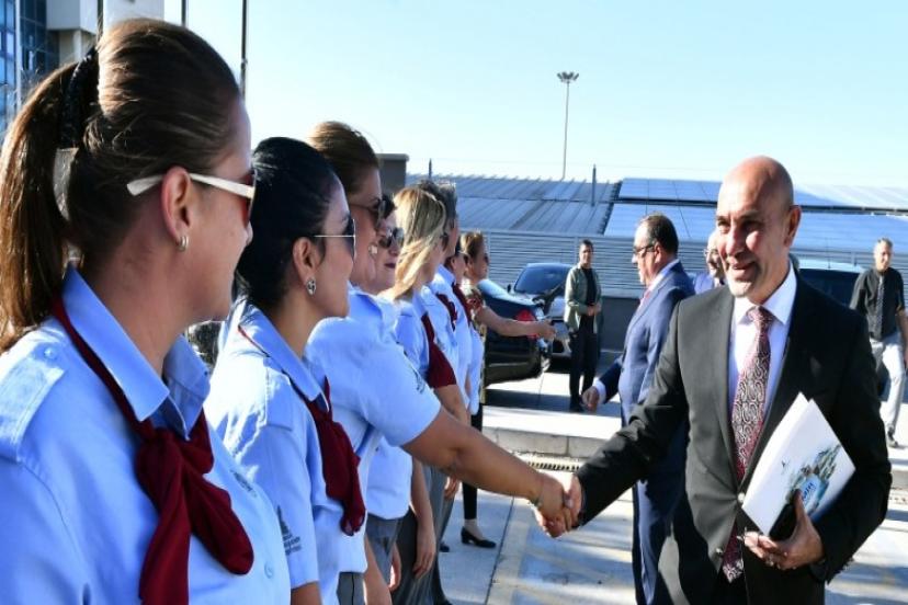 Başkan Soyer'den kadın otobüs şoförlerine övgü  "İzmir'in yüz akısınız"