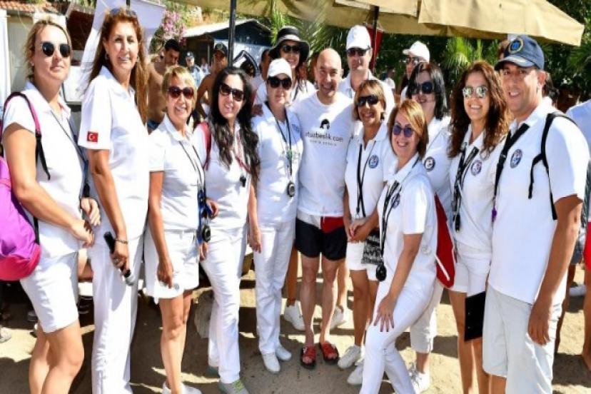 Başkan Soyer, yüzerek mesaj verdi: