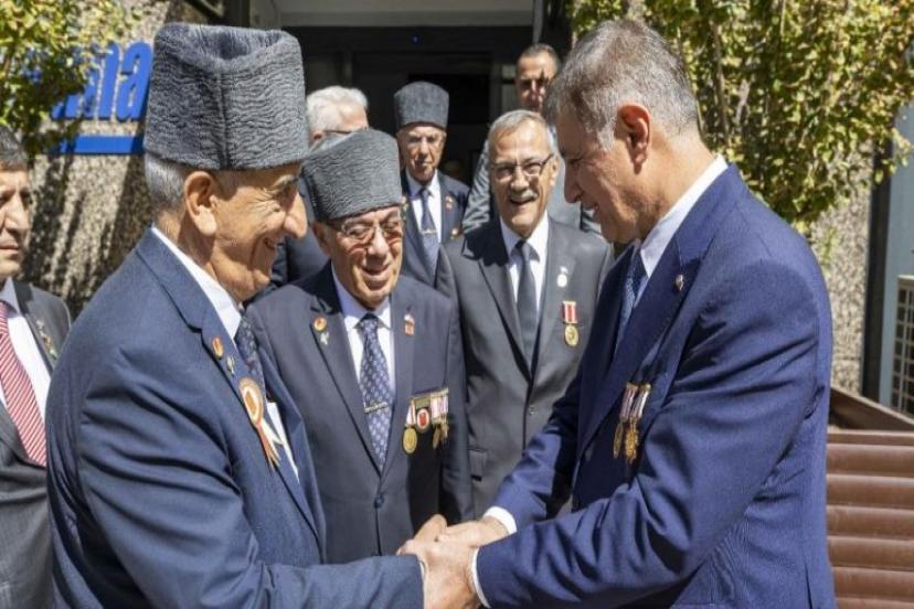 Başkan Tugay gazileri ağırladı: 'Sizi ailem gibi görüyorum'