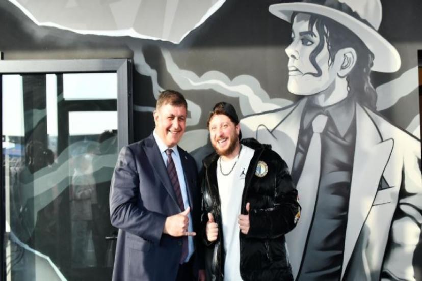 Başkan Tugay genç müzisyenlerin hayalini gerçekleştirdi