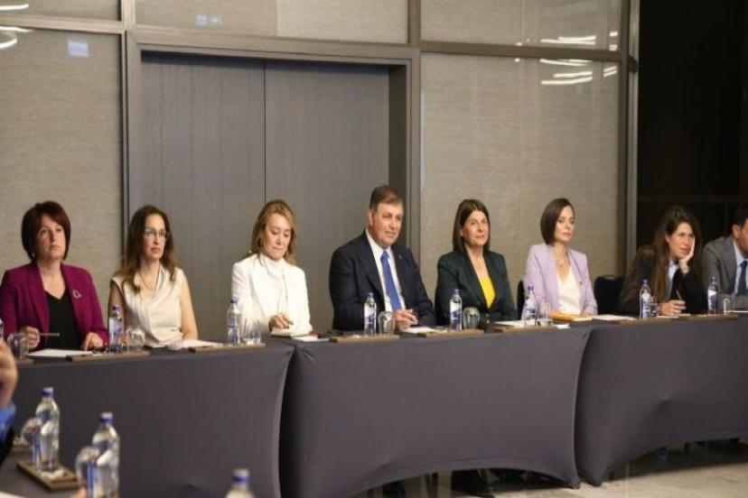 Başkan Tugay ilçe belediye başkanlarıyla toplantı yaptı