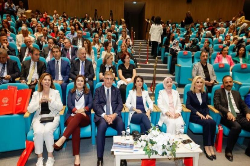 Başkan Tugay, Kadın Erkek Fırsat Eşitliği Çalıştayı’nda konuştu