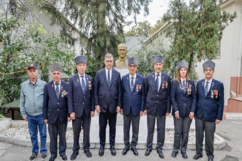 Başkan Tugay şehit yakınları ve gazi derneklerini ziyaret etti