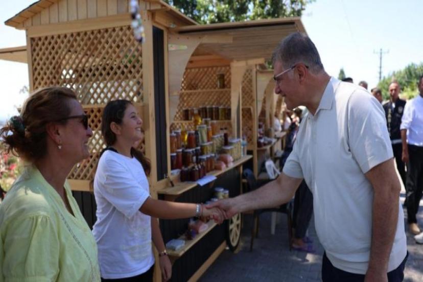 Başkan Tugay yangın bölgelerini yalnız bırakmıyor