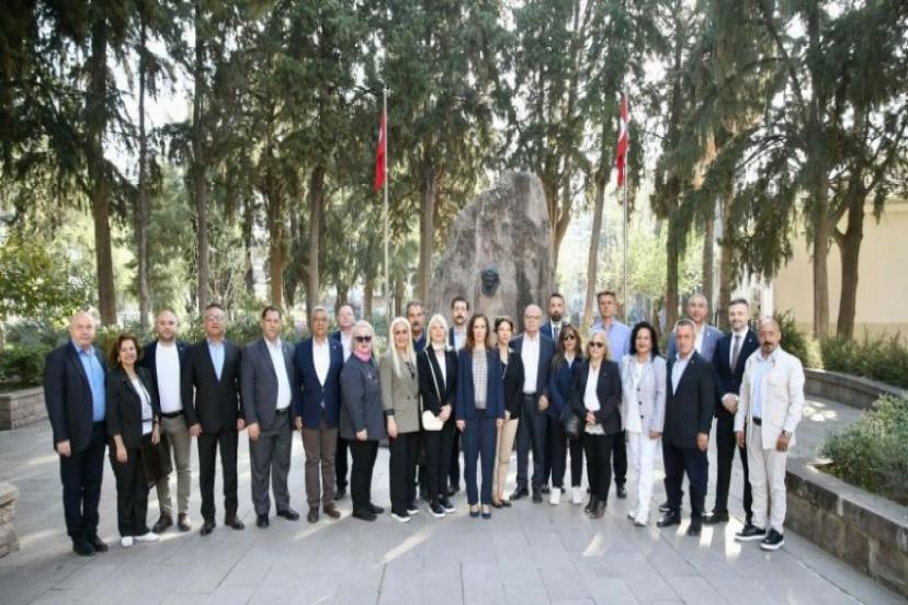 Başkan Ünsal’ın ilk ziyareti Zübeyde Hanım’a