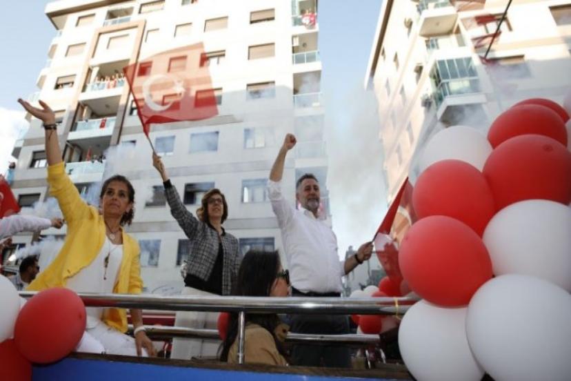 Bayraklı ‘Atatürk’te’ birleşti: Sokak sokak 19 Mayıs coşkusu!